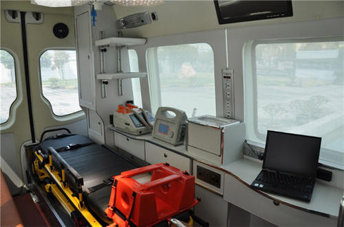 沿河救护车内部